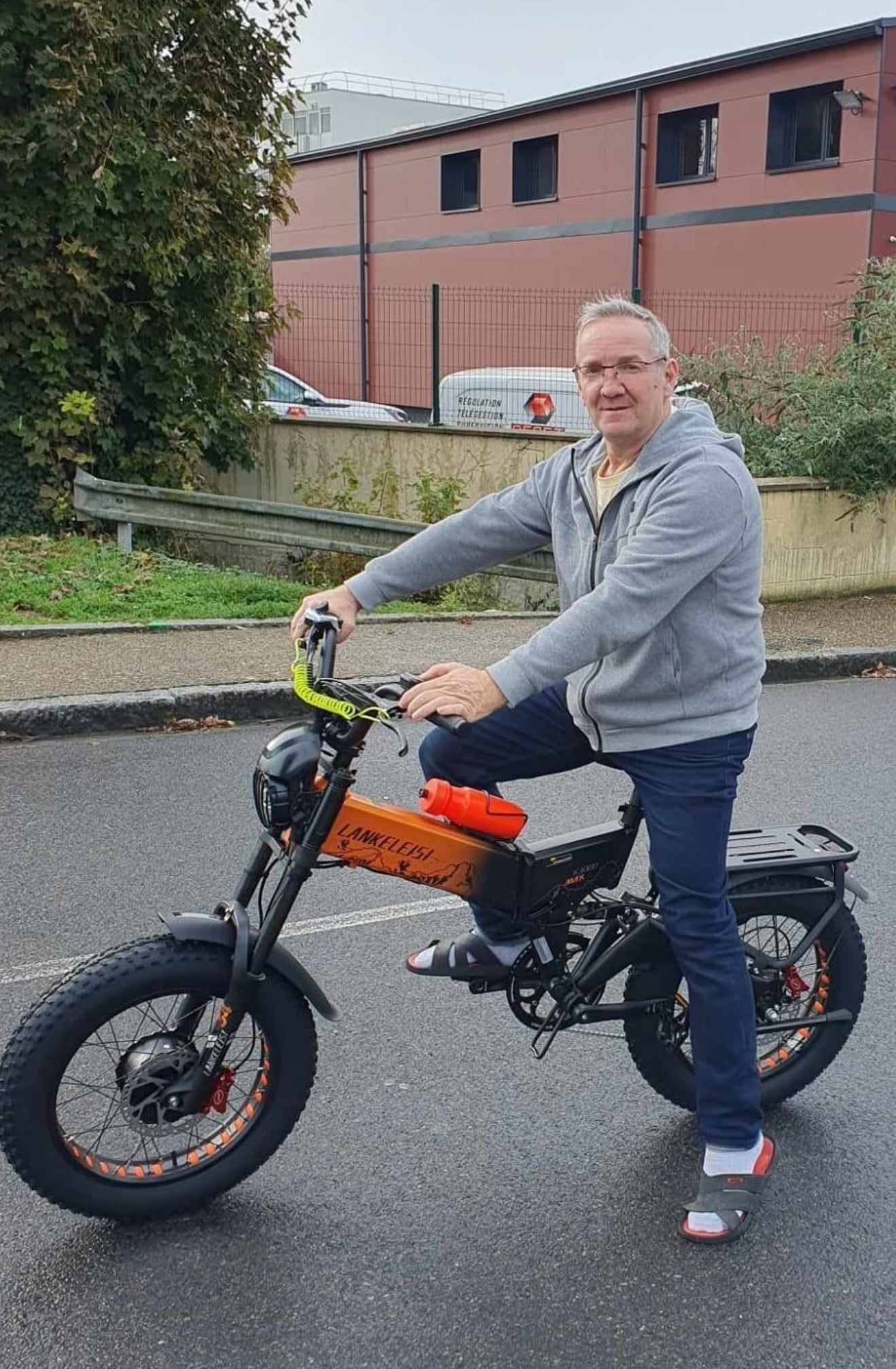 Utente in sella alla X3000 MAX fat bike elettrica