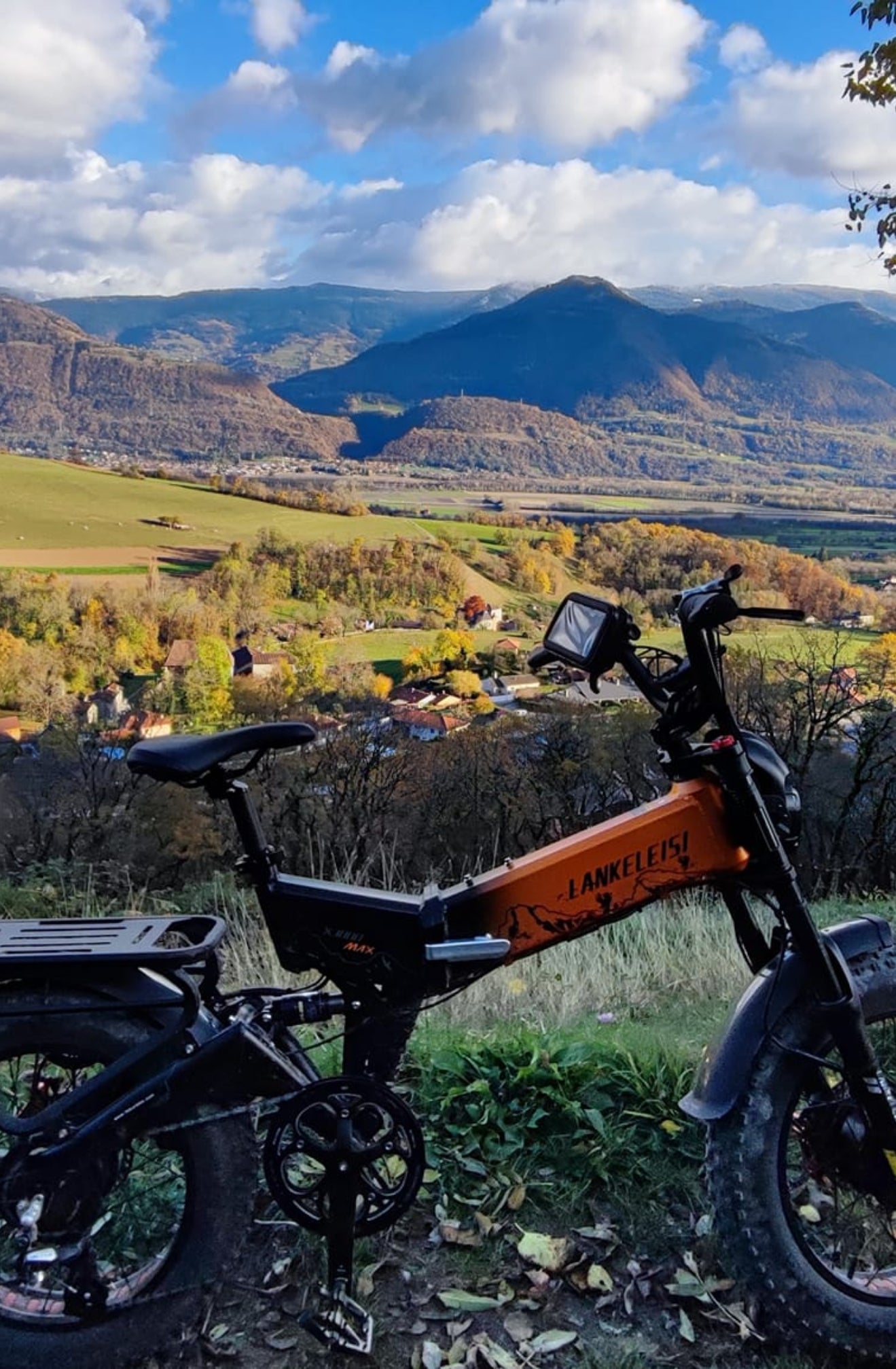 Utente in sella alla X3000 MAX in viaggio con mountain bike elettrica